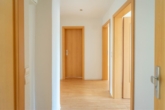 Flur - Moderne Familienwohnung mit Balkon im Erdgeschoss
