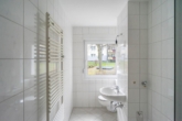 Badezimmer - Moderne Familienwohnung mit Balkon im Erdgeschoss