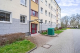 Hausansicht - Moderne Familienwohnung mit Balkon im Erdgeschoss