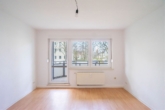 Wohnzimmer - Moderne Familienwohnung mit Balkon im Erdgeschoss