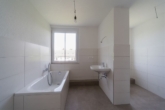 Badezimmer - Neu sanierte Stadtwohnung mit großzügigen Badezimmer