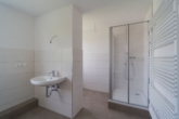 Badezimmer - Neu sanierte Stadtwohnung mit großzügigen Badezimmer