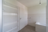 Badezimmer - Neu sanierte Stadtwohnung mit großzügigen Badezimmer